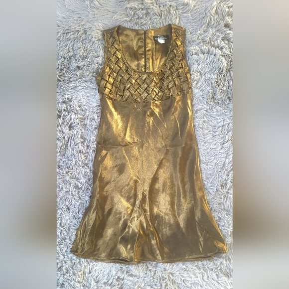 Golden dress with weave pattern - Picture 1 of 1